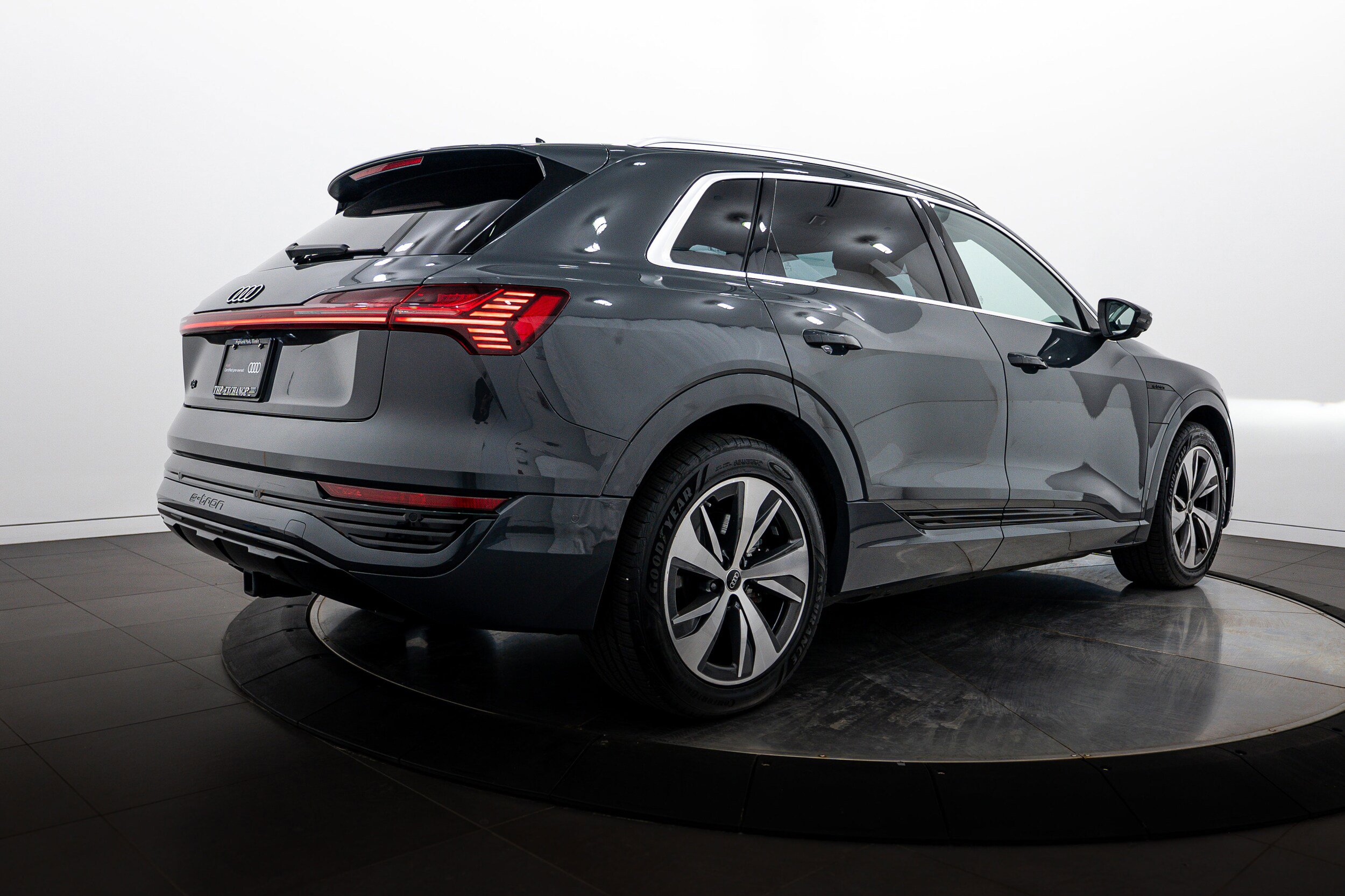 Certified 2024 Audi Q8 e-tron Premium Plus w/ Premium Plus Package AWD/4WD image 4