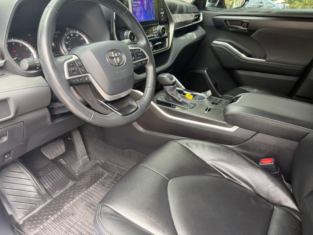 Used 2024 Toyota Highlander LE FWD image 22