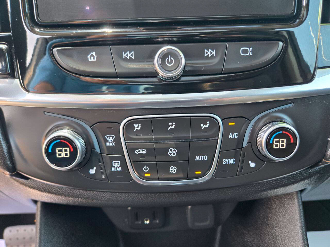Used 2019 Chevrolet Traverse LT w/ LT Premium Package FWD image 36