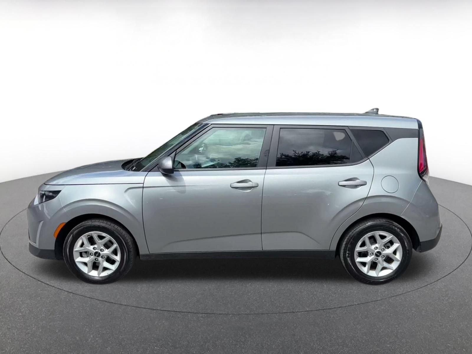 Used 2025 Kia Soul LX w/ LX Technology Package FWD image 8