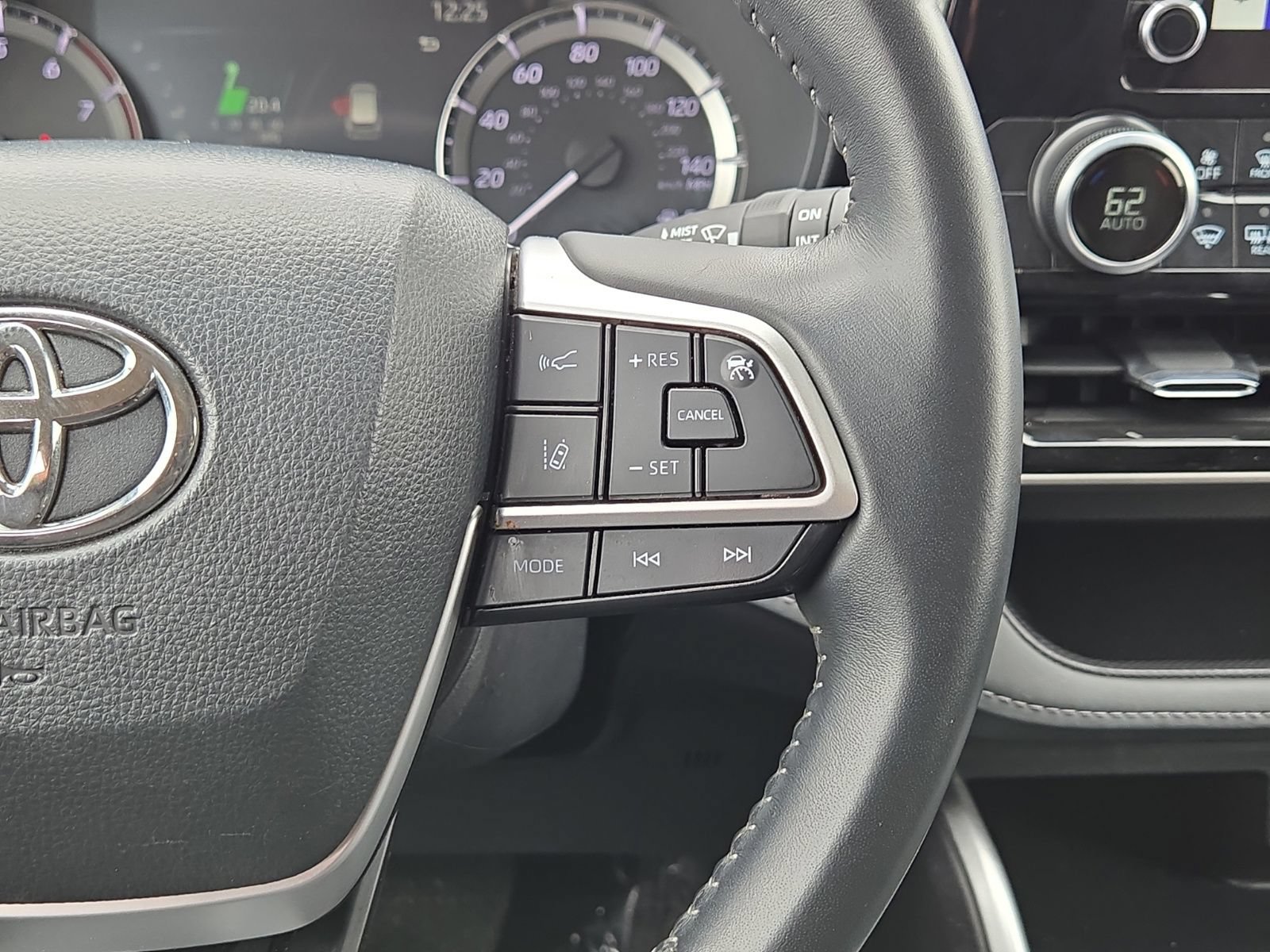 Used 2025 Toyota Highlander LE FWD image 21