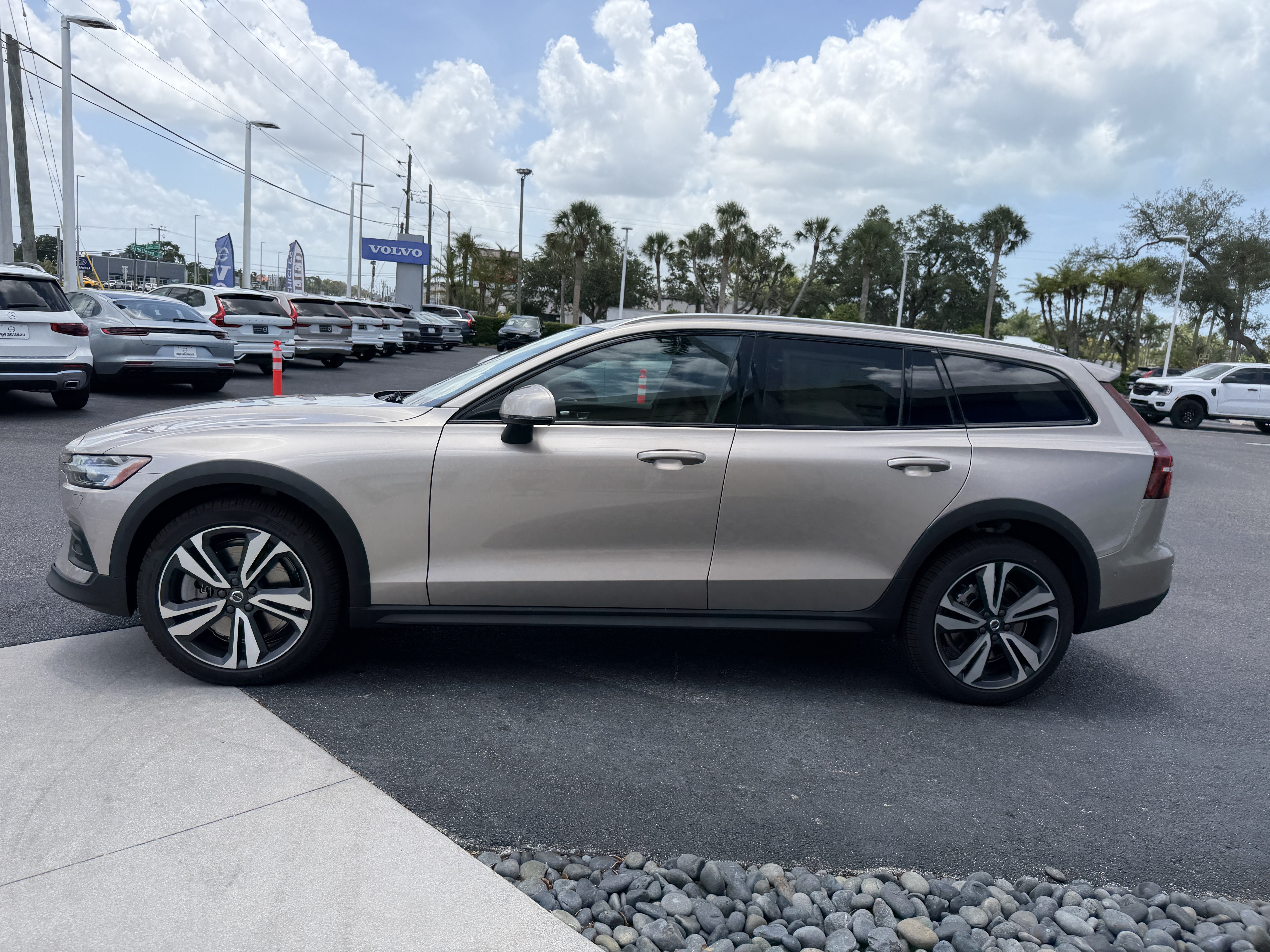 New 2026 Volvo V60 B5 Cross Country Plus w/ Protection Package Premier AWD/4WD image 5