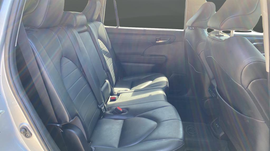 Used 2020 Toyota Highlander XLE image 27