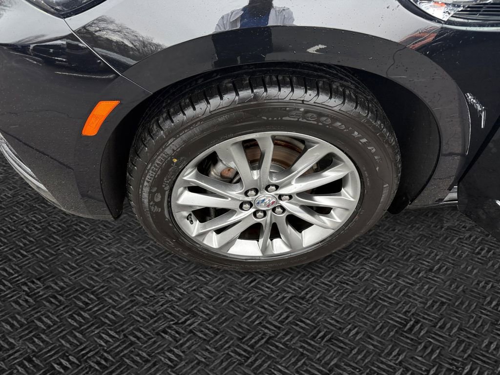 Used 2023 Buick Enclave Avenir image 11