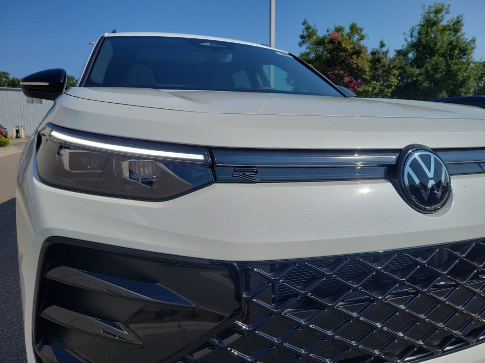 New 2026 Volkswagen Tiguan SE R-Line FWD image 24
