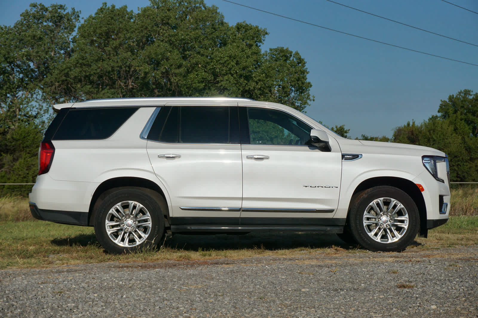 Used 2021 GMC Yukon SLT w/ SLT Premium Package AWD/4WD image 3