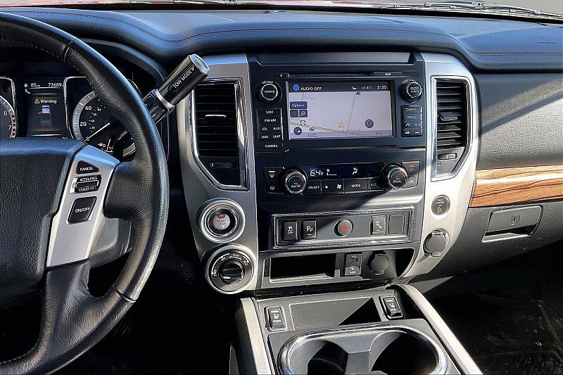 Used 2018 Nissan Titan SL image 9