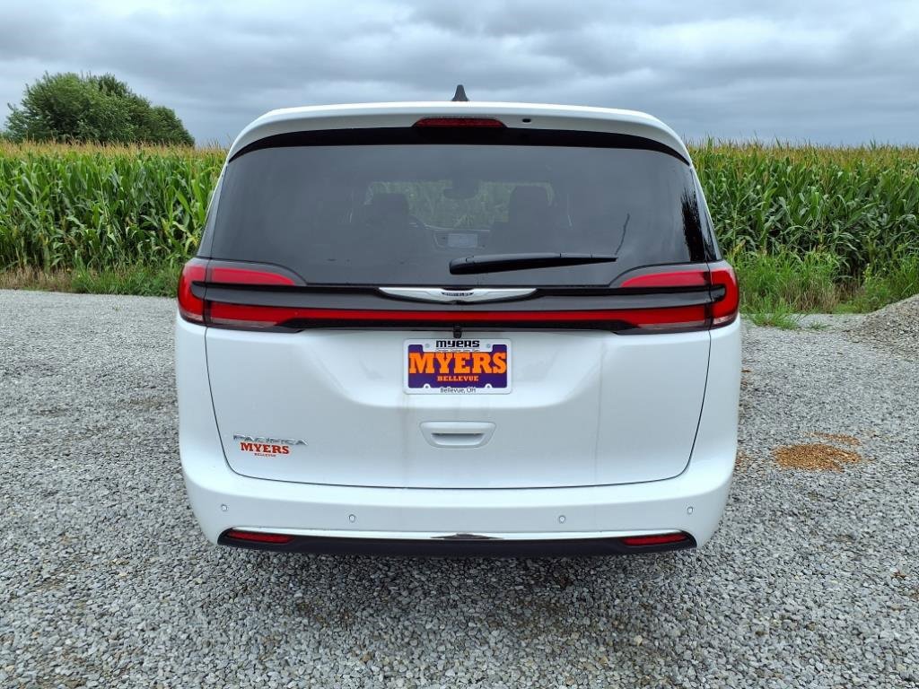 New 2026 Chrysler Pacifica Select image 30