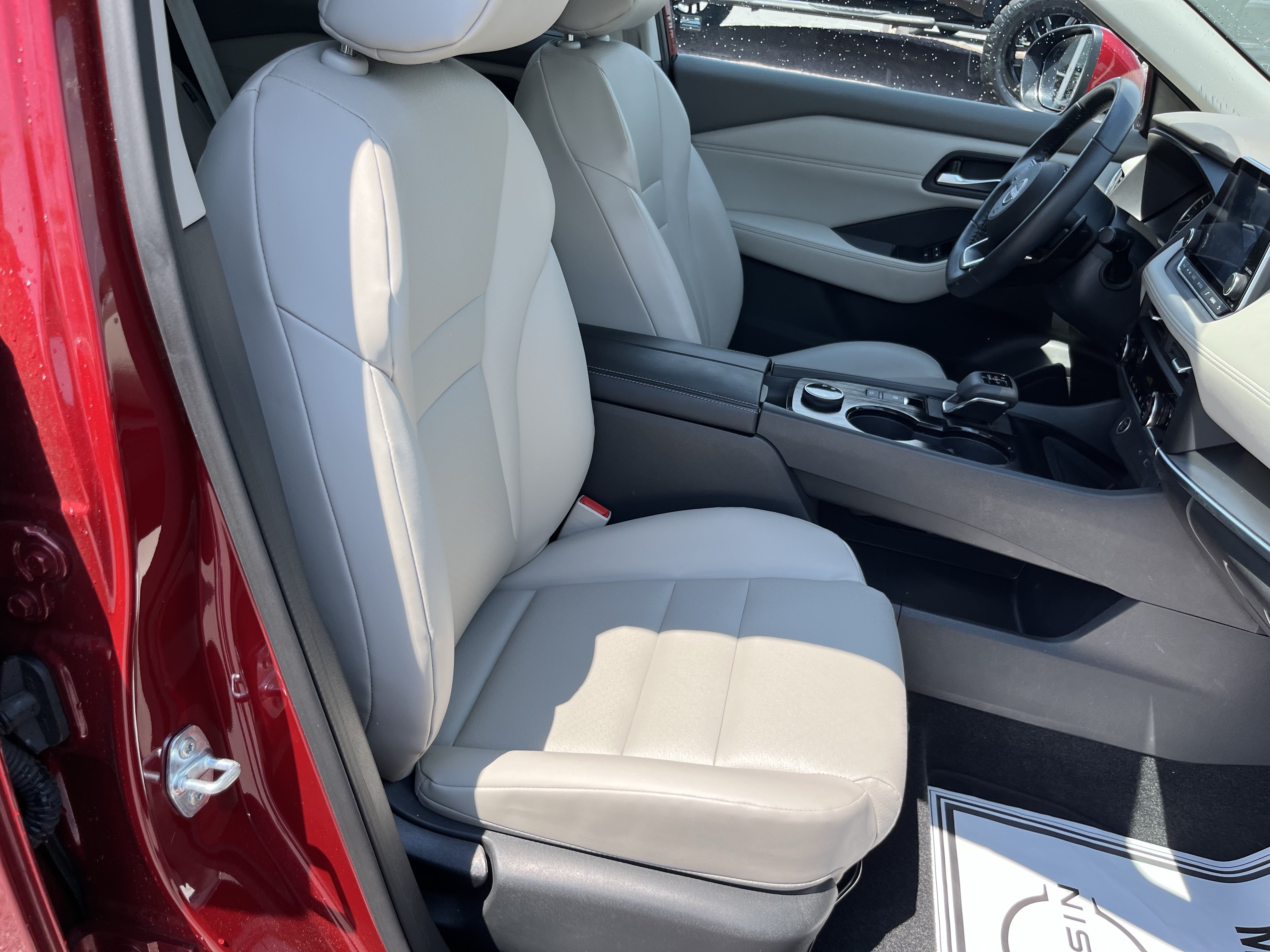 Used 2023 Nissan Rogue SV w/ SV Premium B Package AWD/4WD video 3