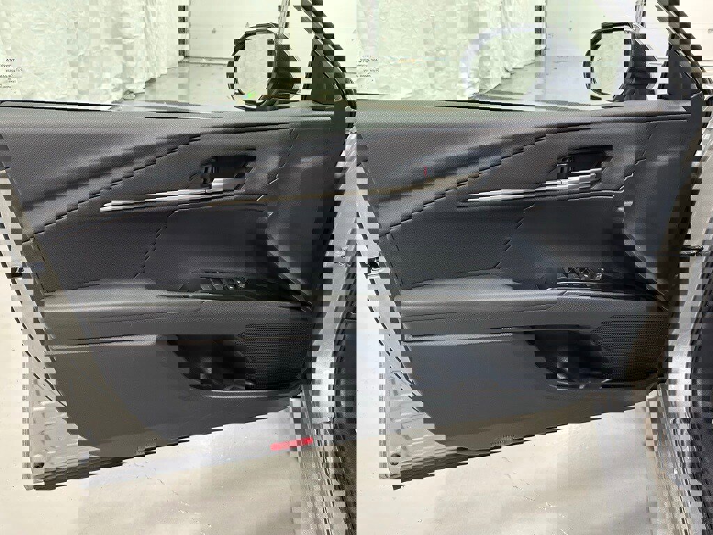 Used 2025 Toyota Camry LE image 8