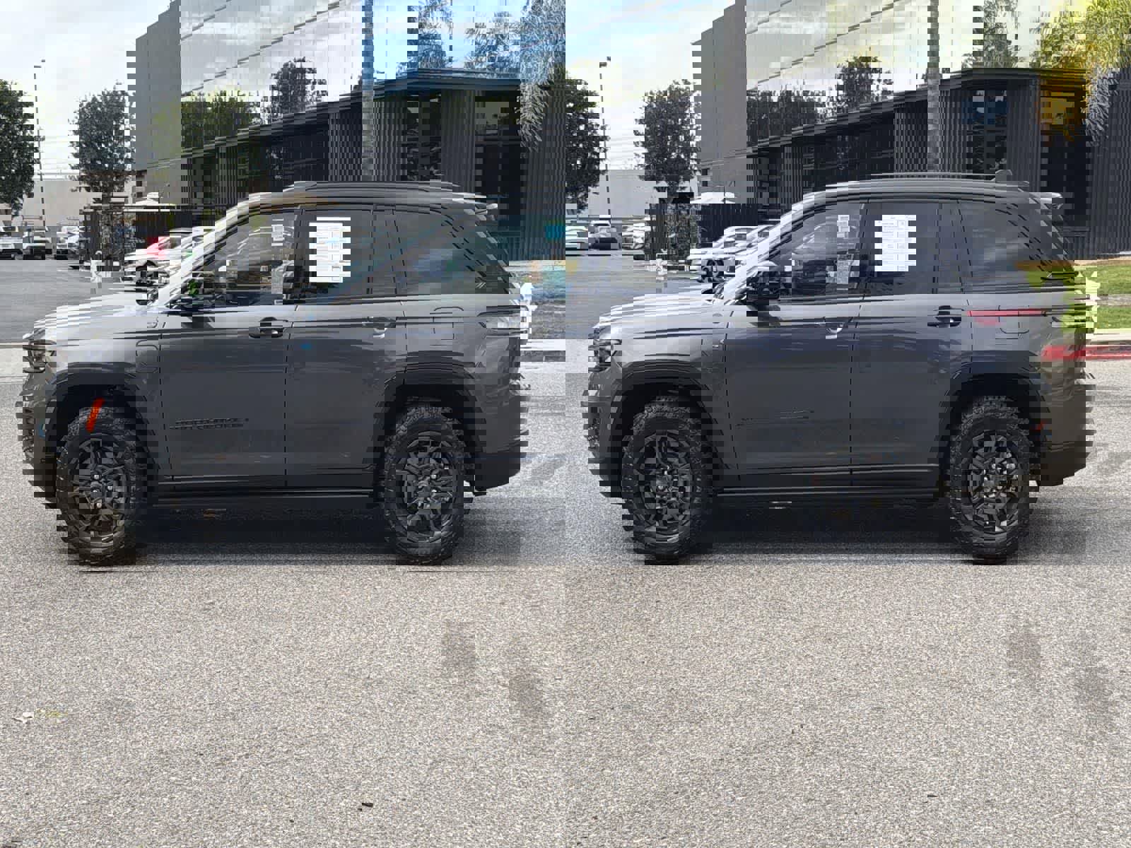 Used 2025 Jeep Grand Cherokee Trailhawk image 3