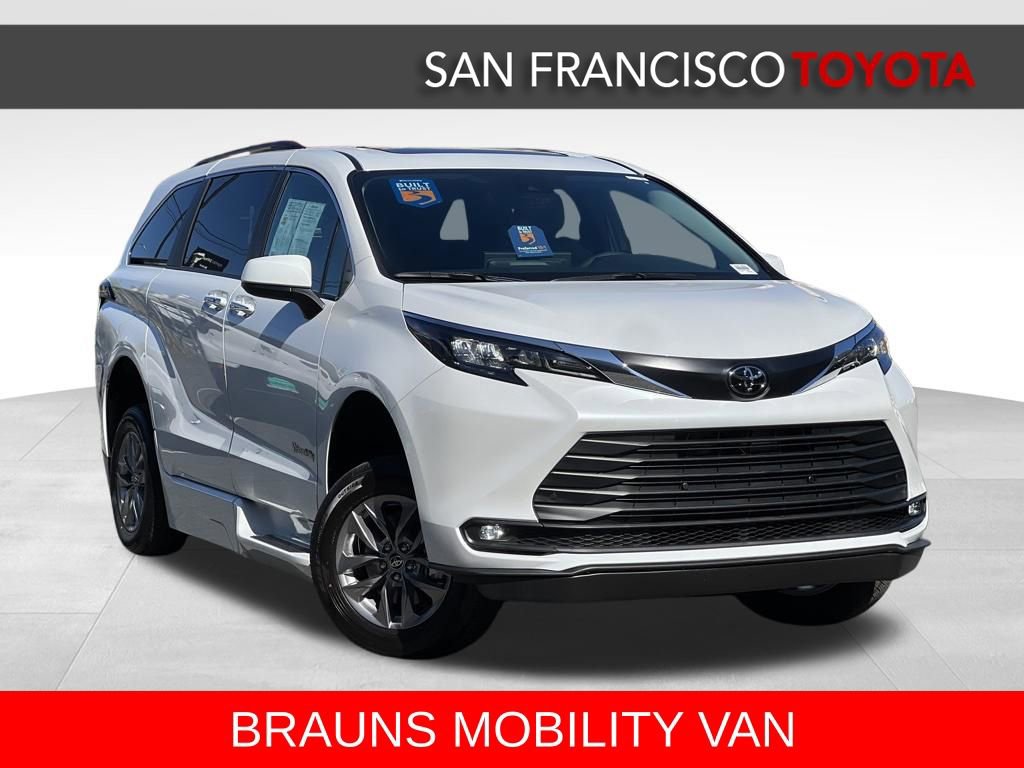Used 2026 Toyota Sienna XLE FWD image 7