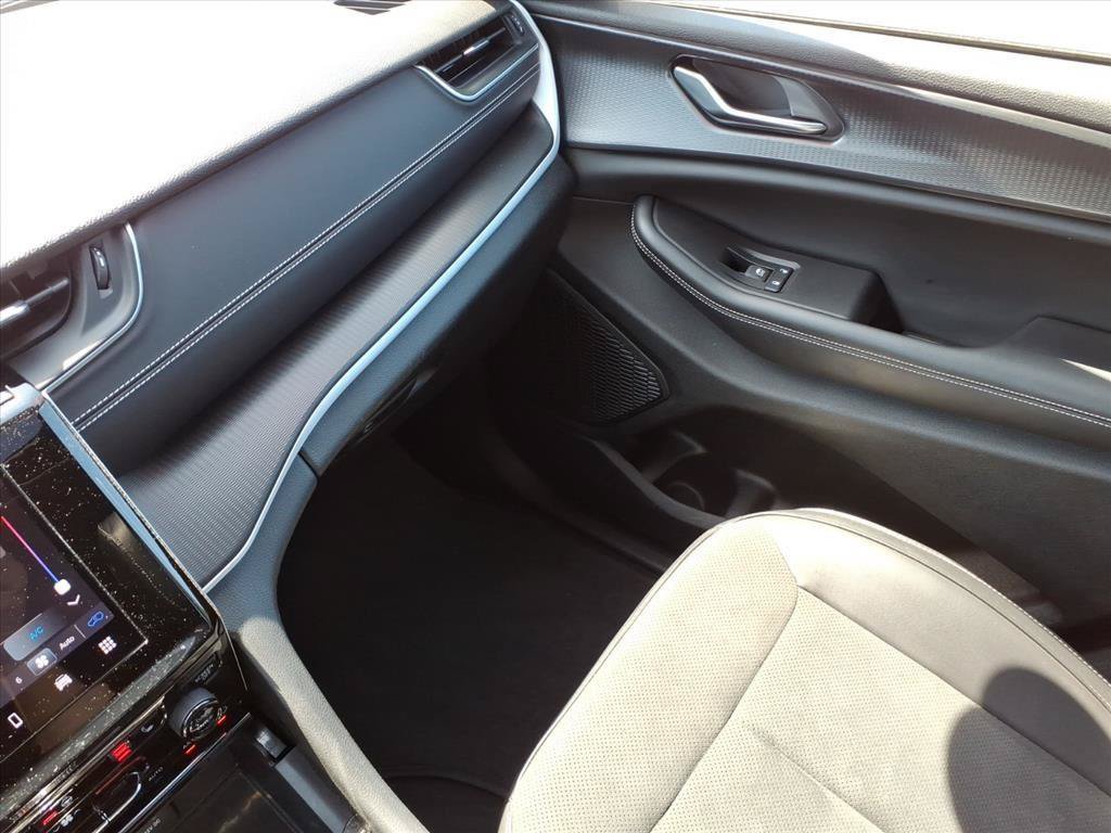 Used 2024 Jeep Grand Cherokee Altitude AWD/4WD image 24