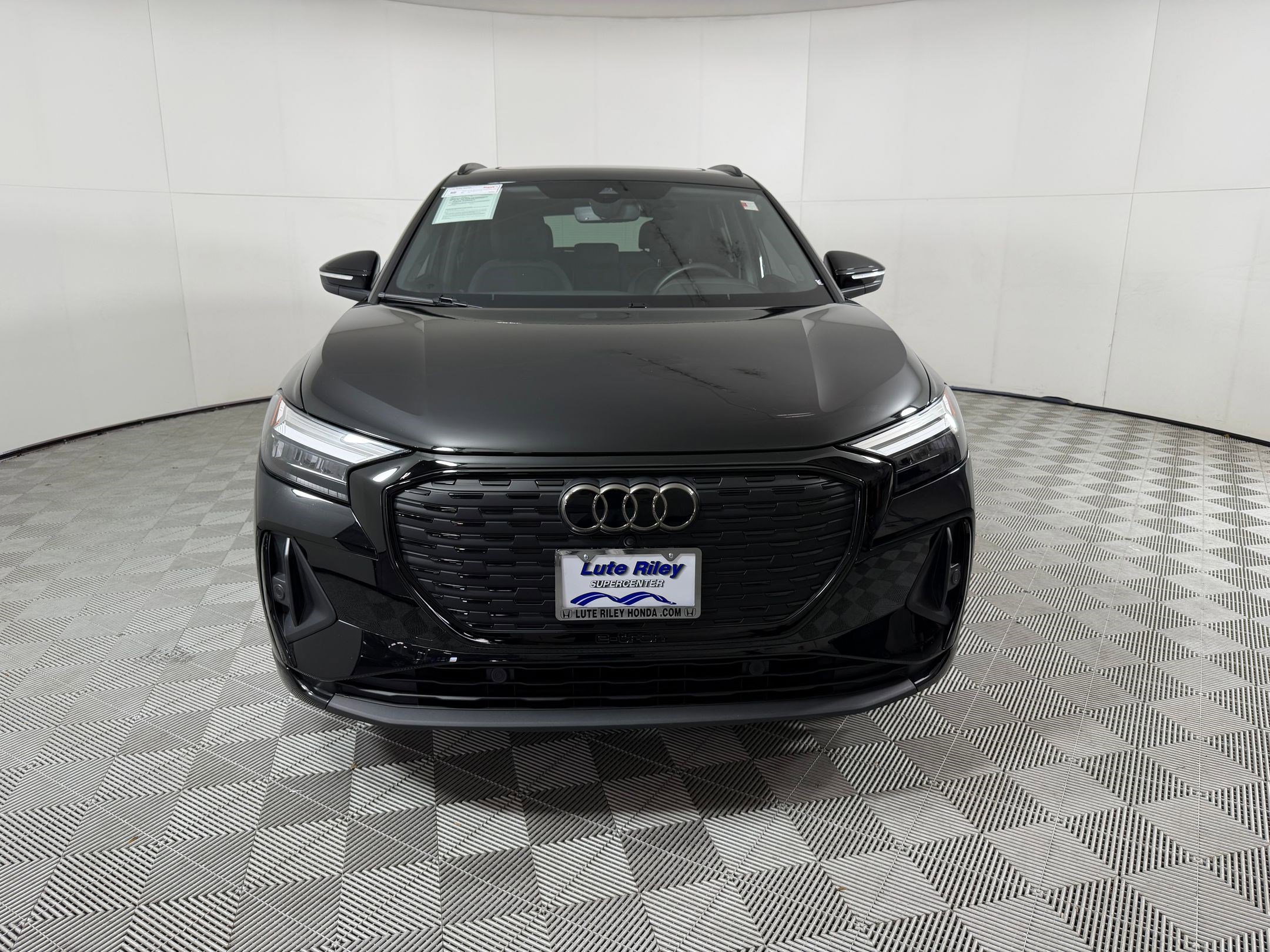 Used 2025 Audi Q4 e-tron Premium Plus image 6