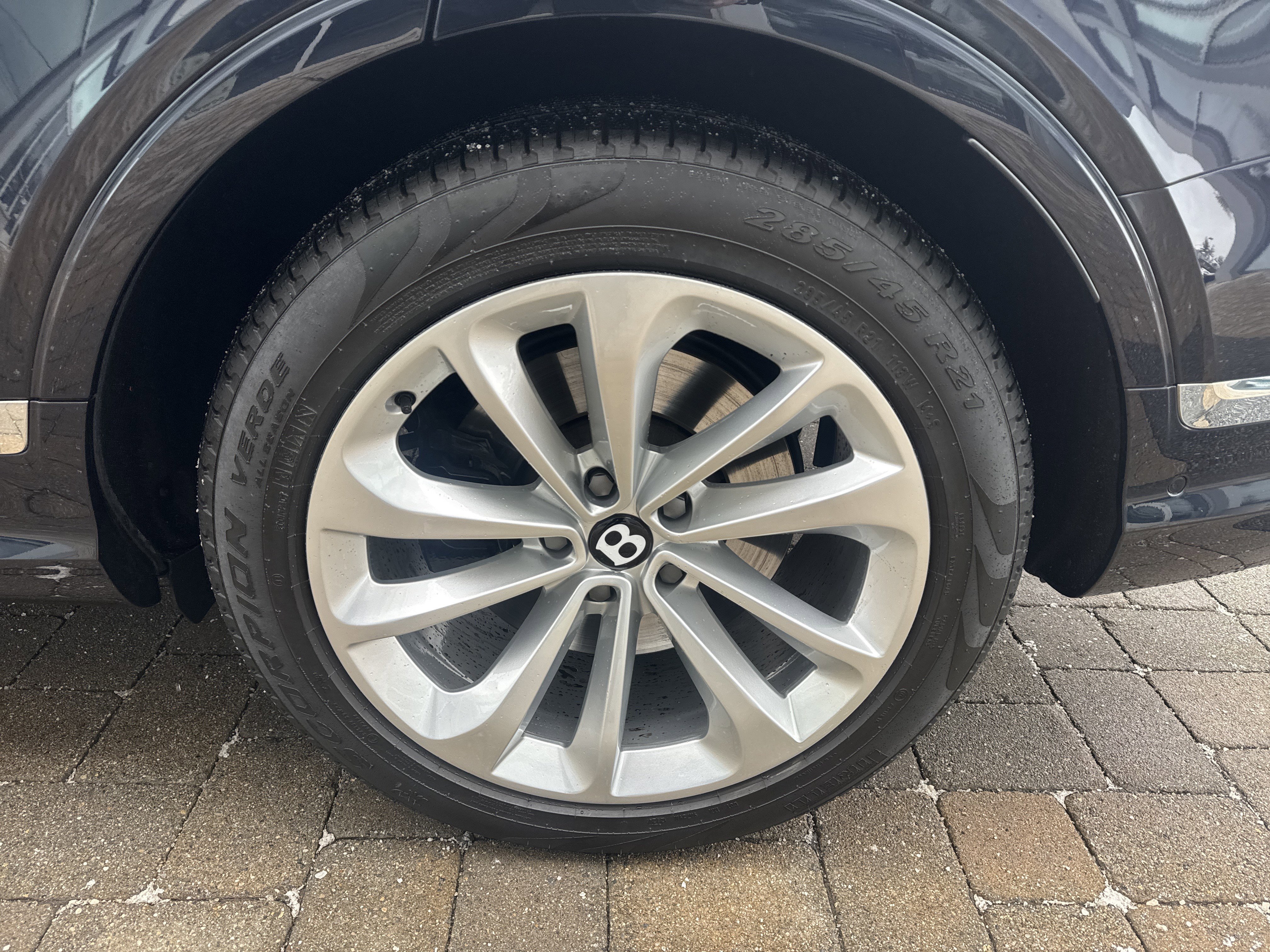 Used 2024 Bentley Bentayga Plug-In Hybrid image 30