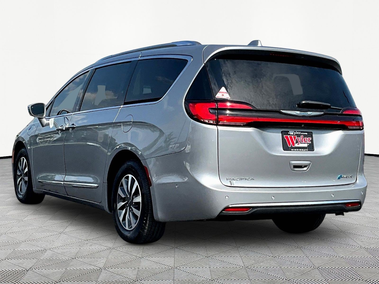 Used 2021 Chrysler Pacifica Limited w/ Uconnect Theater Family Group FWD image 4