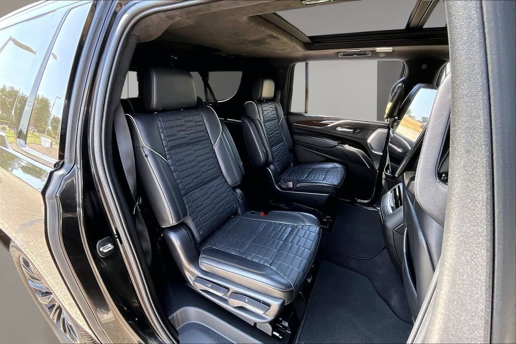 Used 2023 Cadillac Escalade ESV Sport Platinum w/ LPO, ONYX Package AWD/4WD image 29
