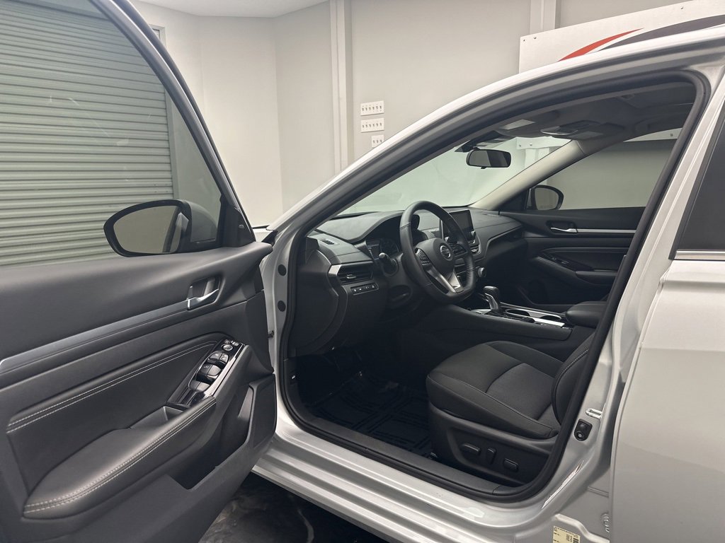 Used 2022 Nissan Altima 2.5 SV w/ SV Premium Package image 5