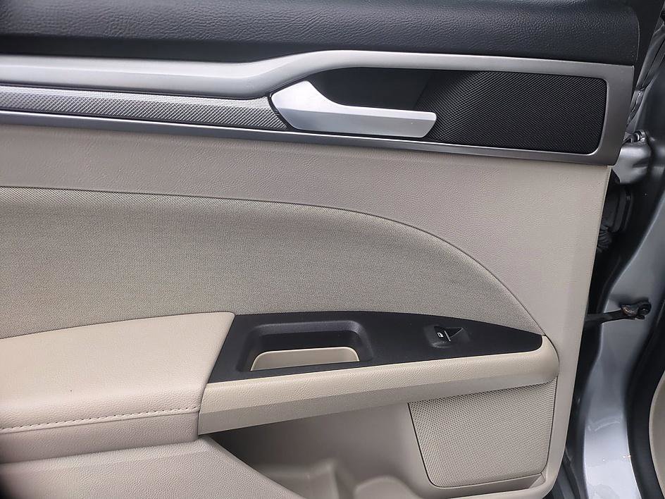 Used 2020 Ford Fusion SE FWD image 25