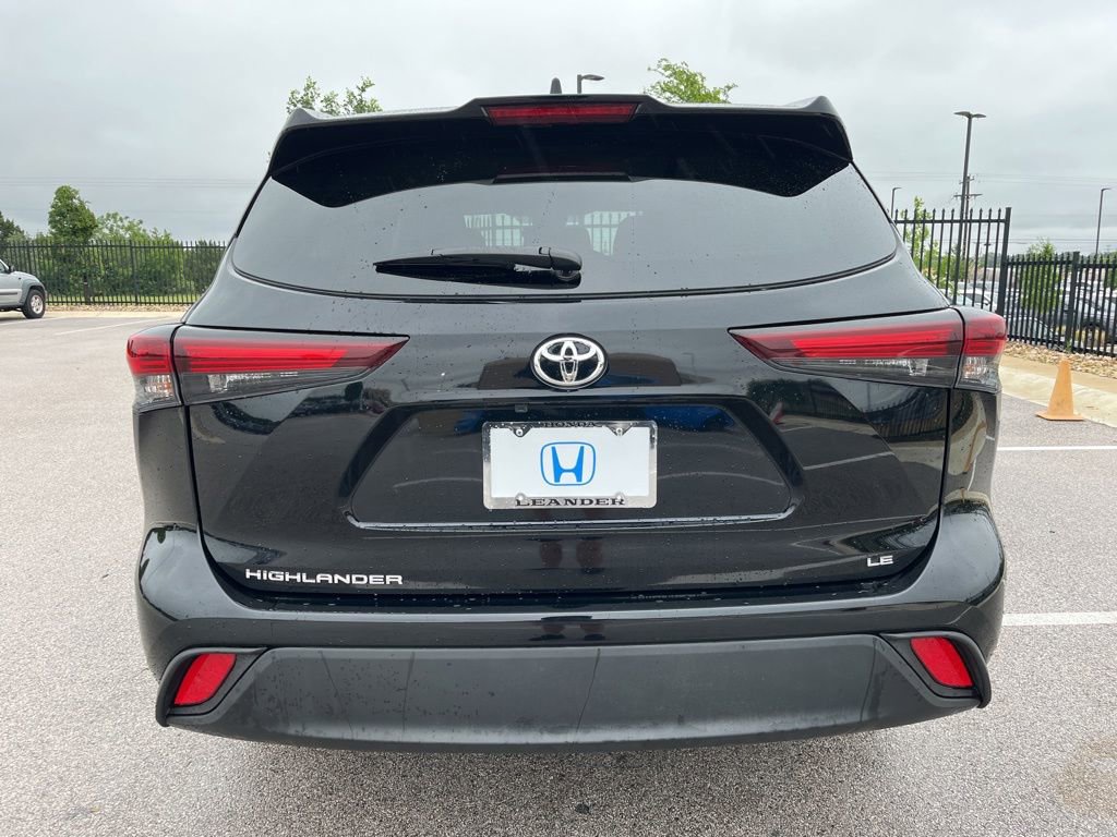 Used 2024 Toyota Highlander LE FWD image 5