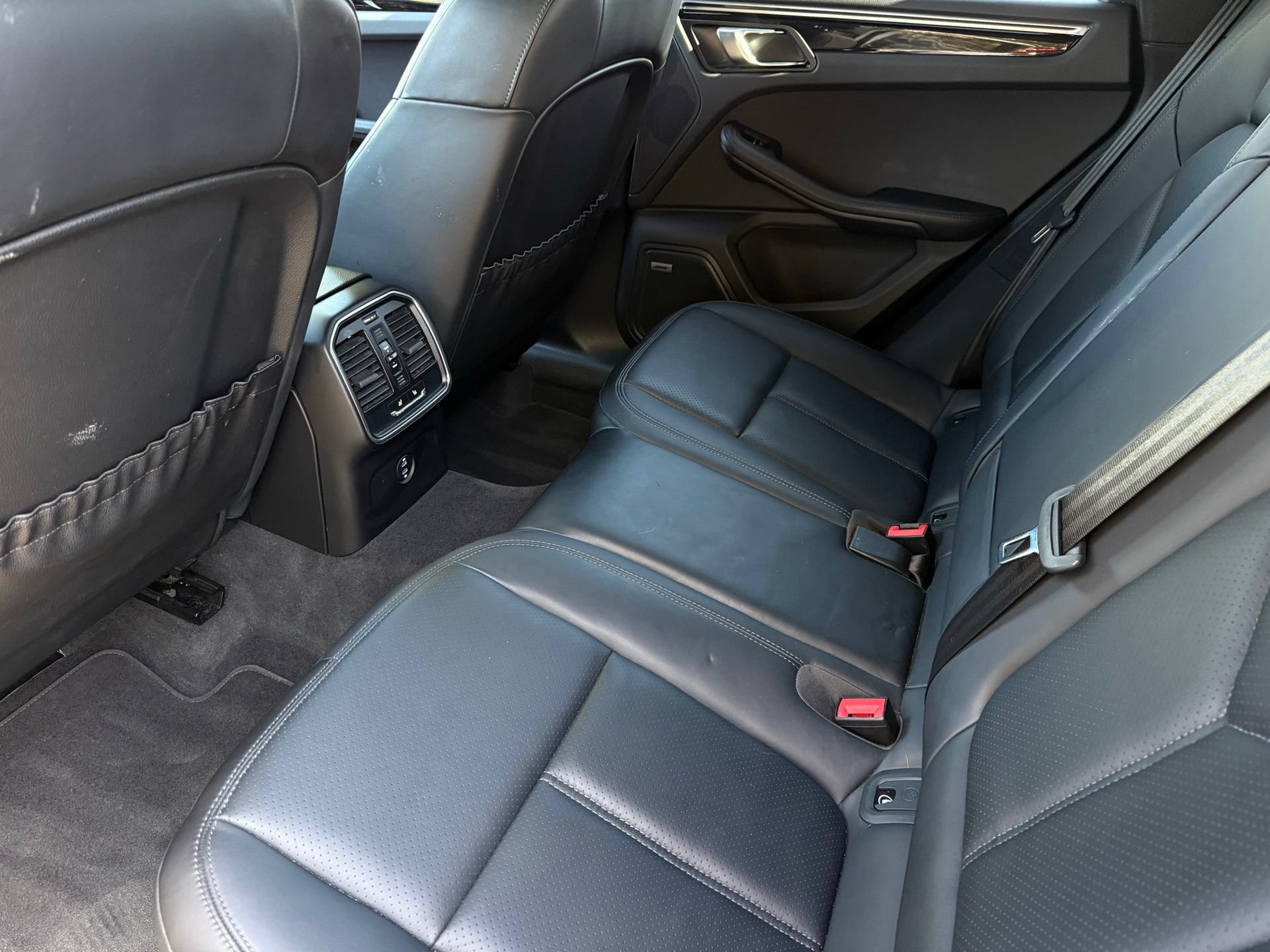 Certified 2024 Porsche Macan AWD/4WD image 30