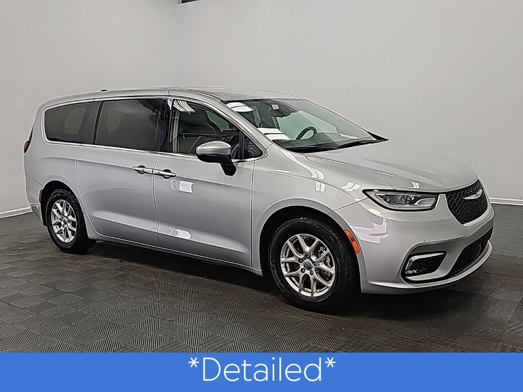 Used 2023 Chrysler Pacifica Touring-L image 3