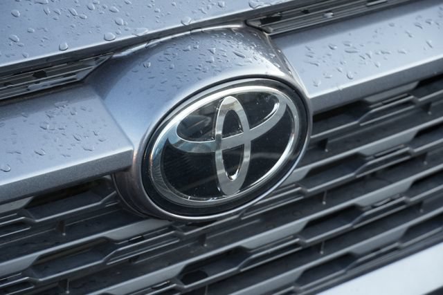 Used 2024 Toyota RAV4 LE AWD/4WD image 4