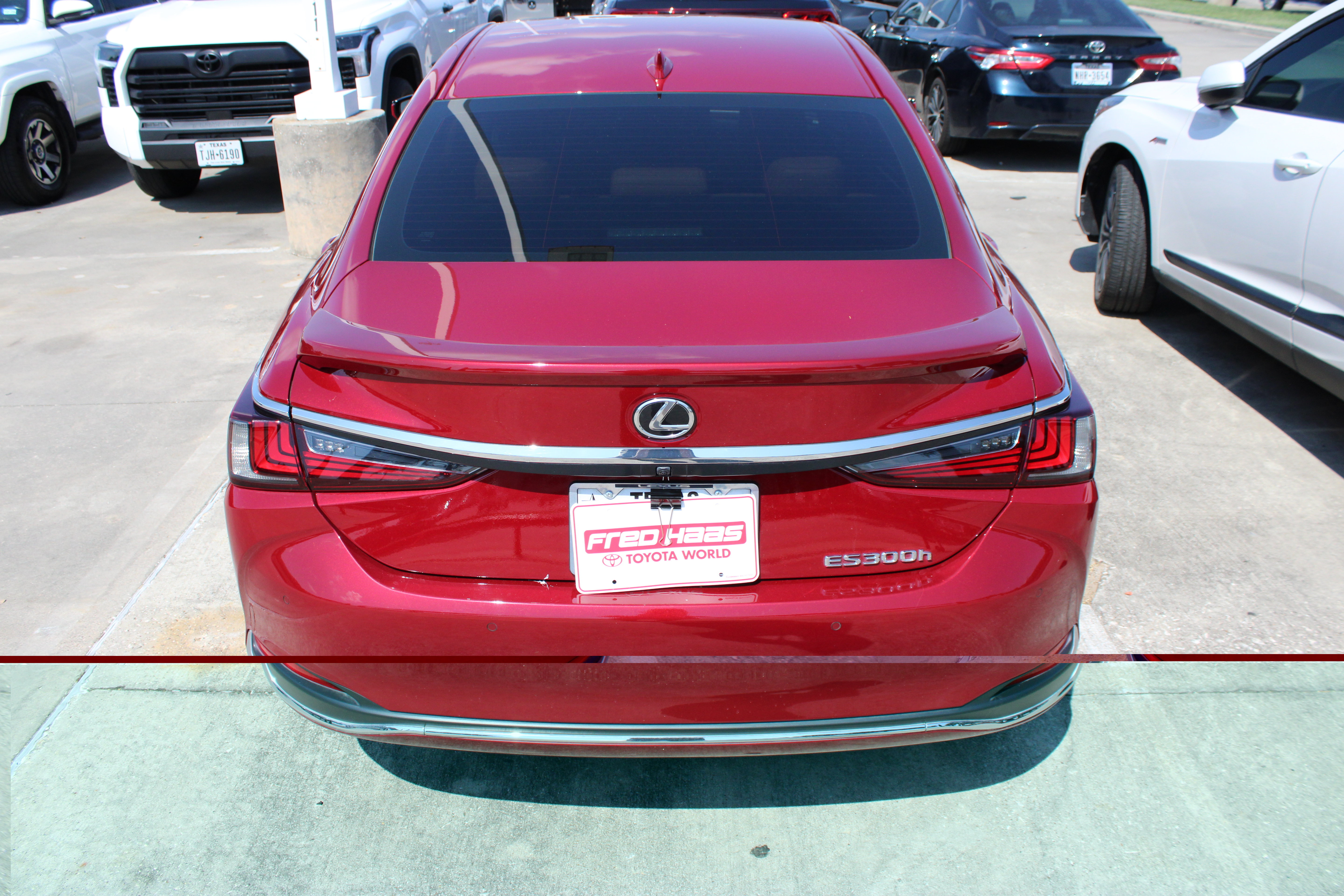Used 2025 Lexus ES 300h Ultra Luxury w/ Accessory Package (Z2) FWD image 7
