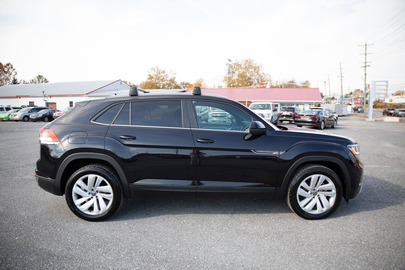 Used 2022 Volkswagen Atlas Cross Sport SE image 2
