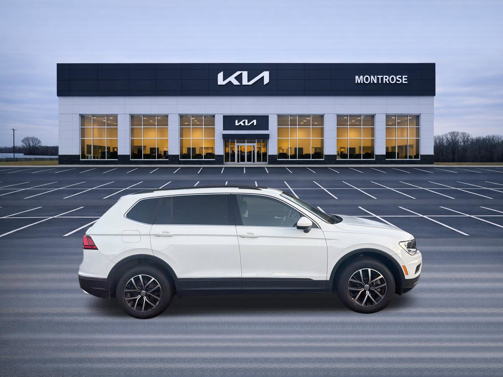 Used 2021 Volkswagen Tiguan SE w/ Panoramic Sunroof Package AWD/4WD image 4
