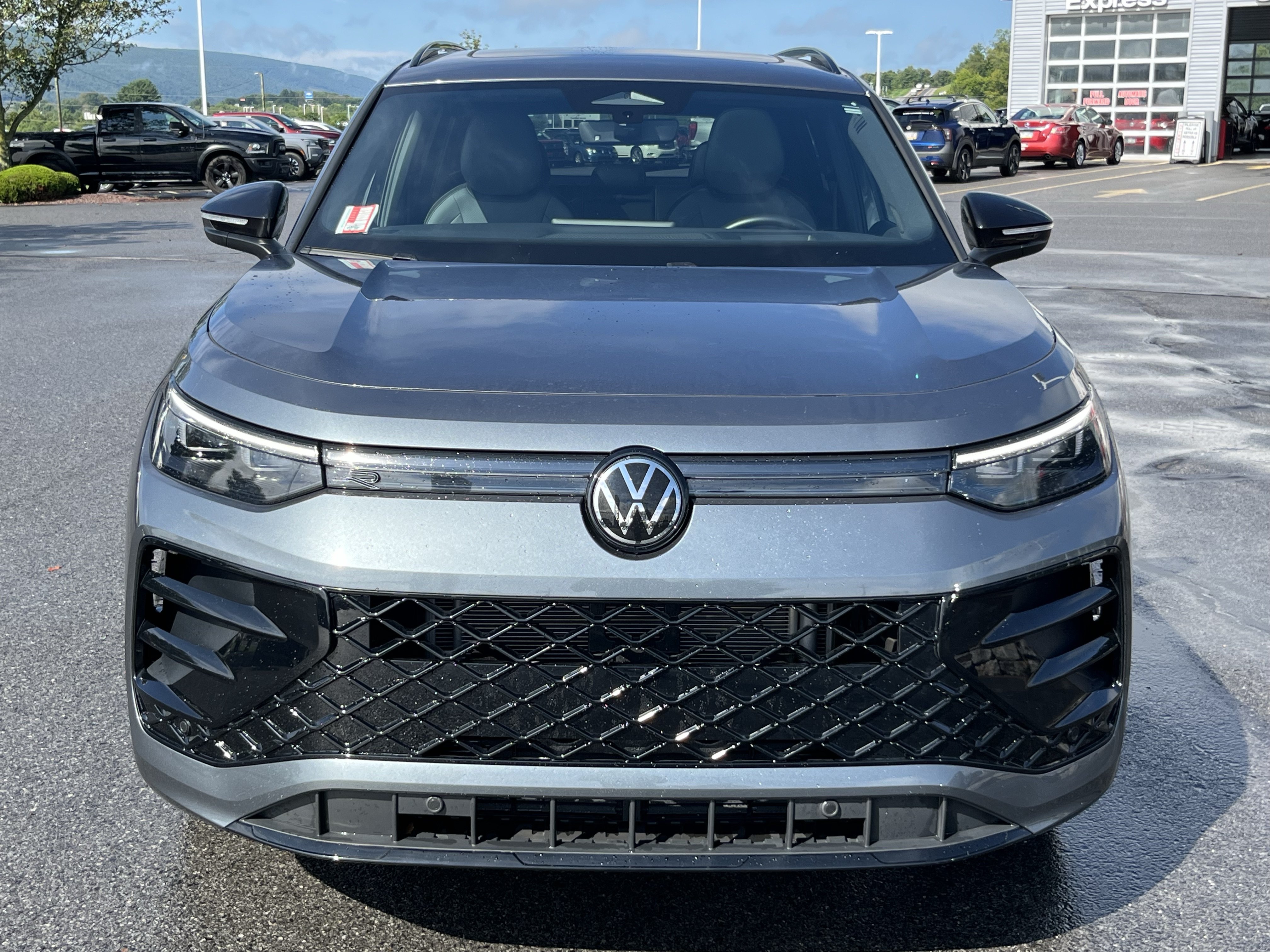 Used 2025 Volkswagen Tiguan SE R-Line AWD/4WD image 12