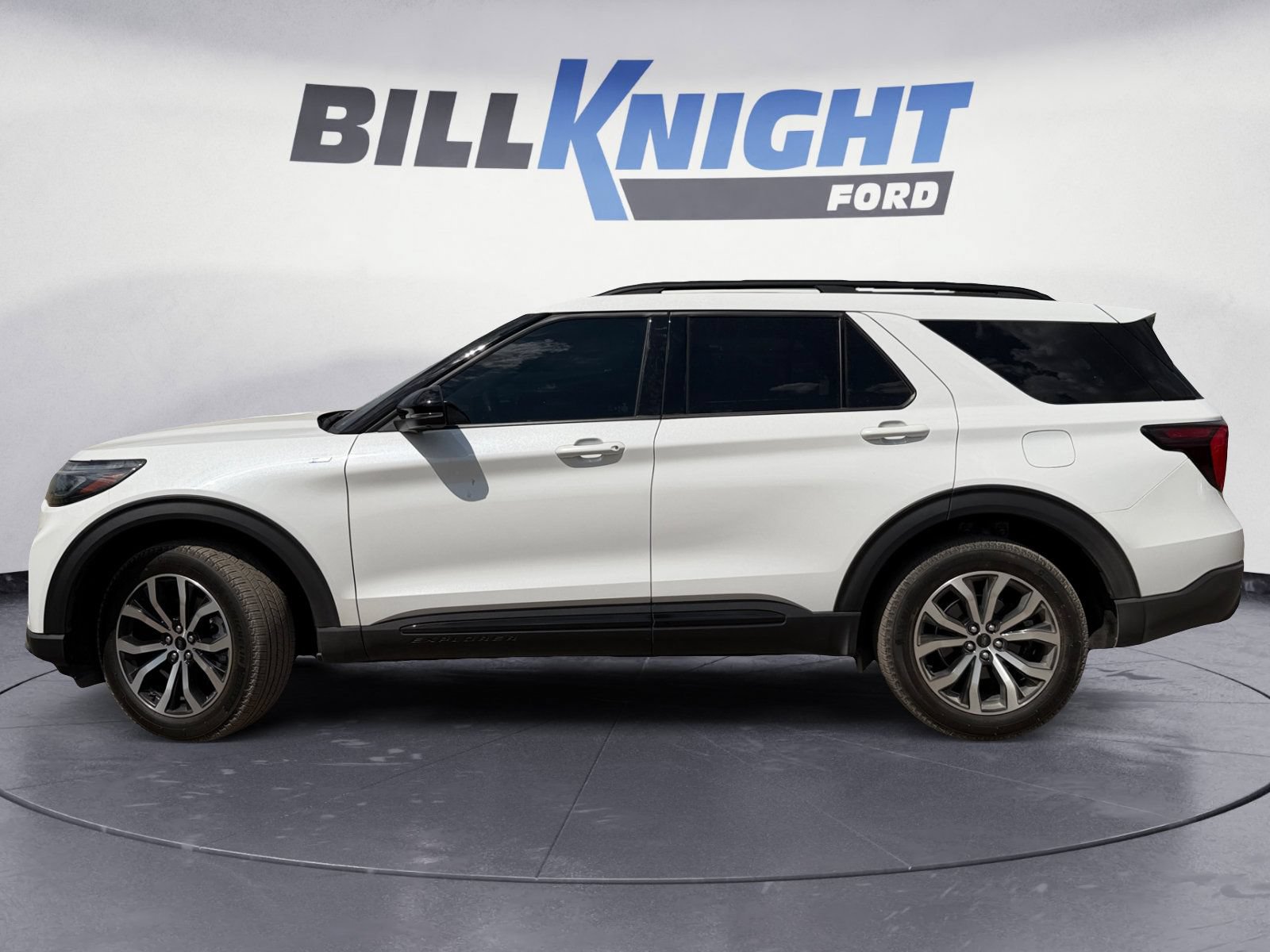 Used 2025 Ford Explorer ST-Line AWD/4WD image 2