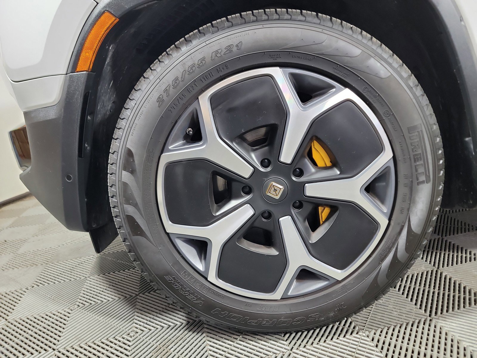 Used 2024 Rivian R1S Adventure AWD/4WD image 9