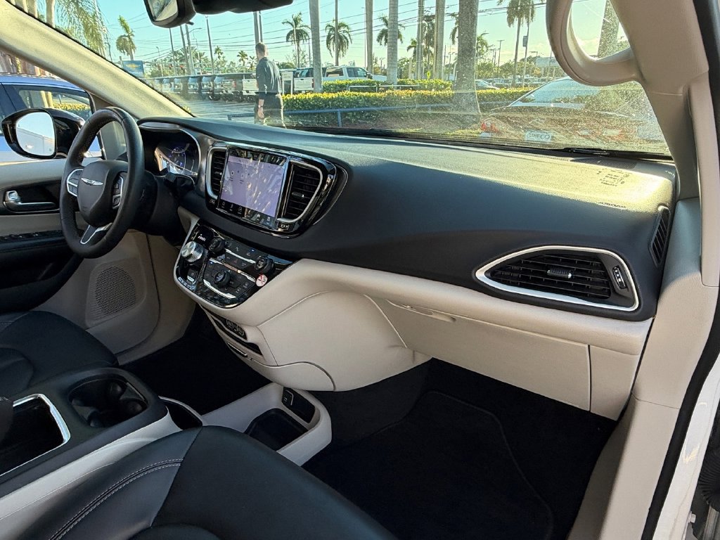 Used 2024 Chrysler Pacifica Touring-L FWD image 21