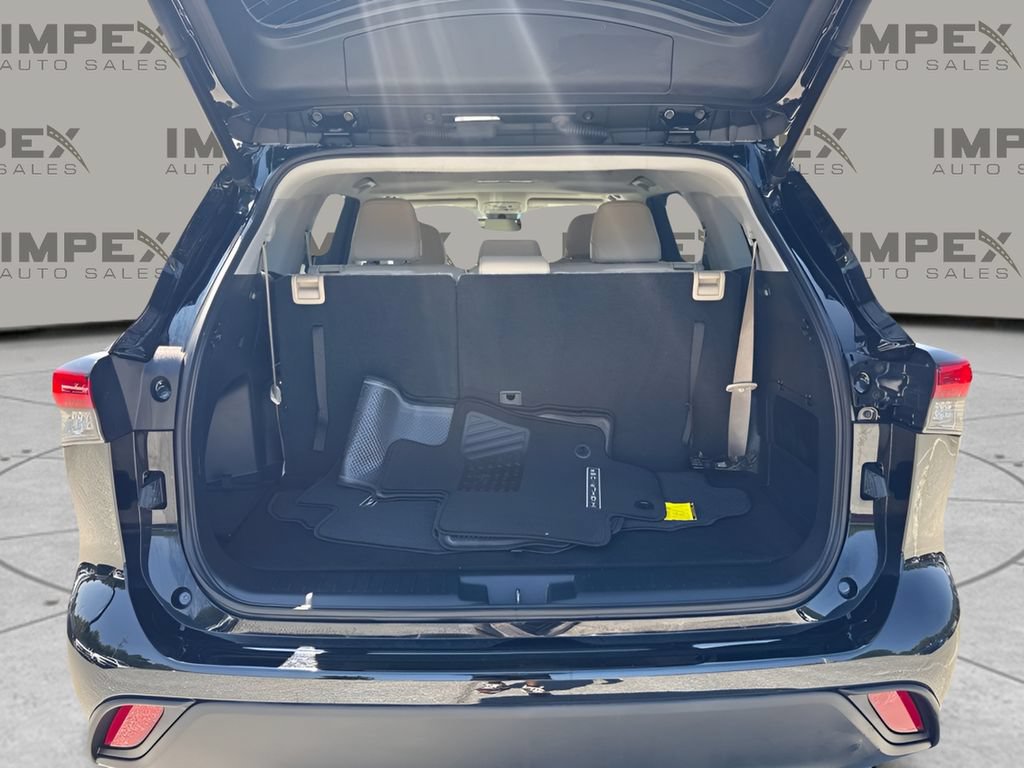 Used 2021 Toyota Highlander XLE FWD image 17