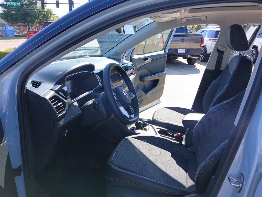 New 2027 Volkswagen Taos SE FWD image 9