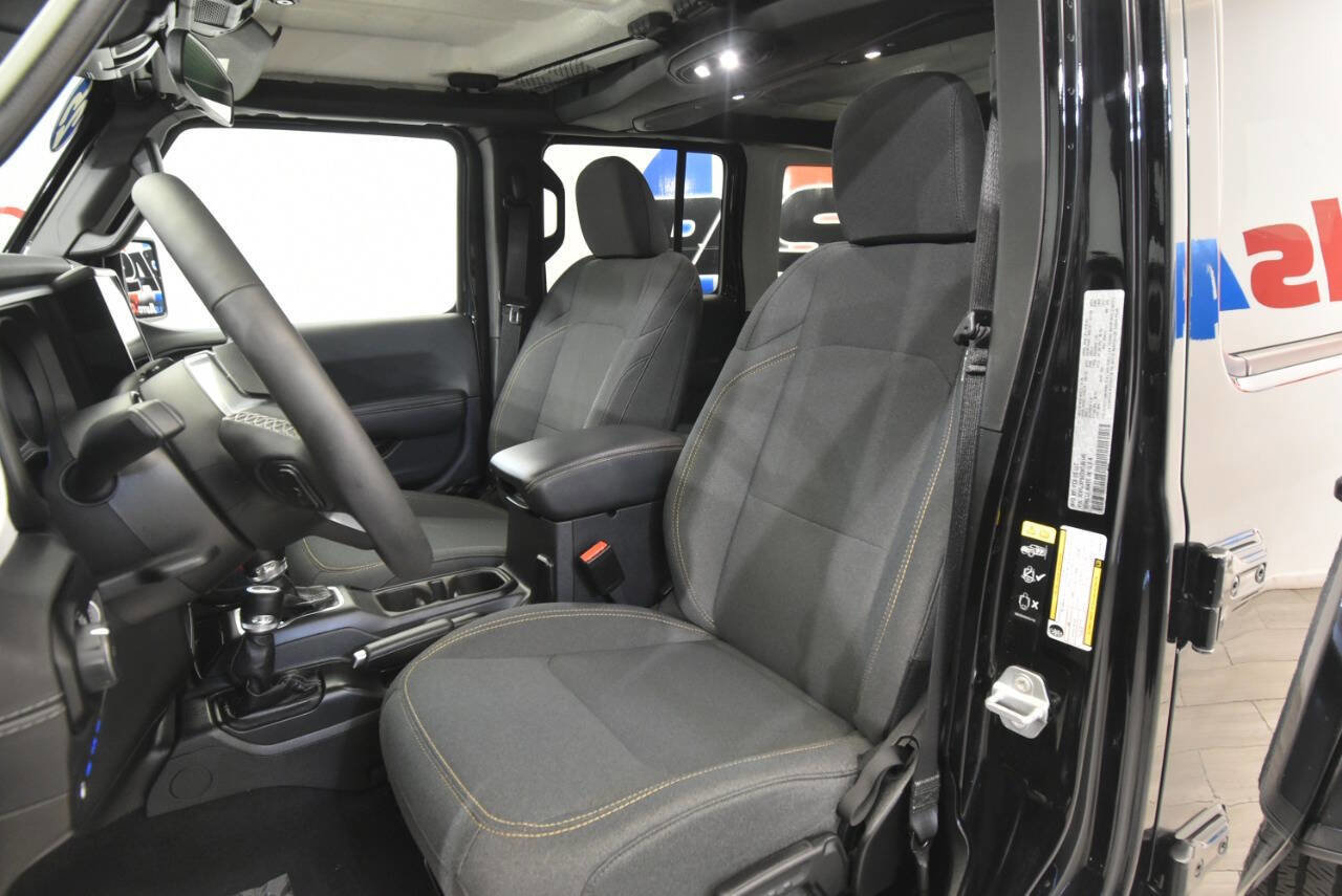 Used 2025 Jeep Wrangler Unlimited Sahara w/ Safety Group image 11