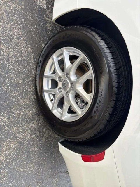 Used 2022 Chrysler Voyager LX image 16