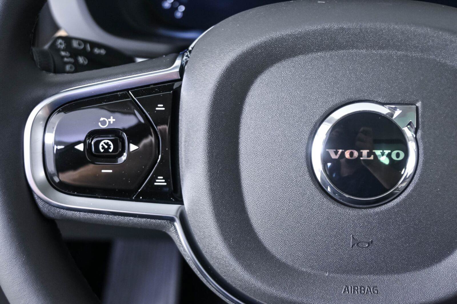 New 2026 Volvo XC60 T8 Plus w/ Climate Package AWD/4WD image 9