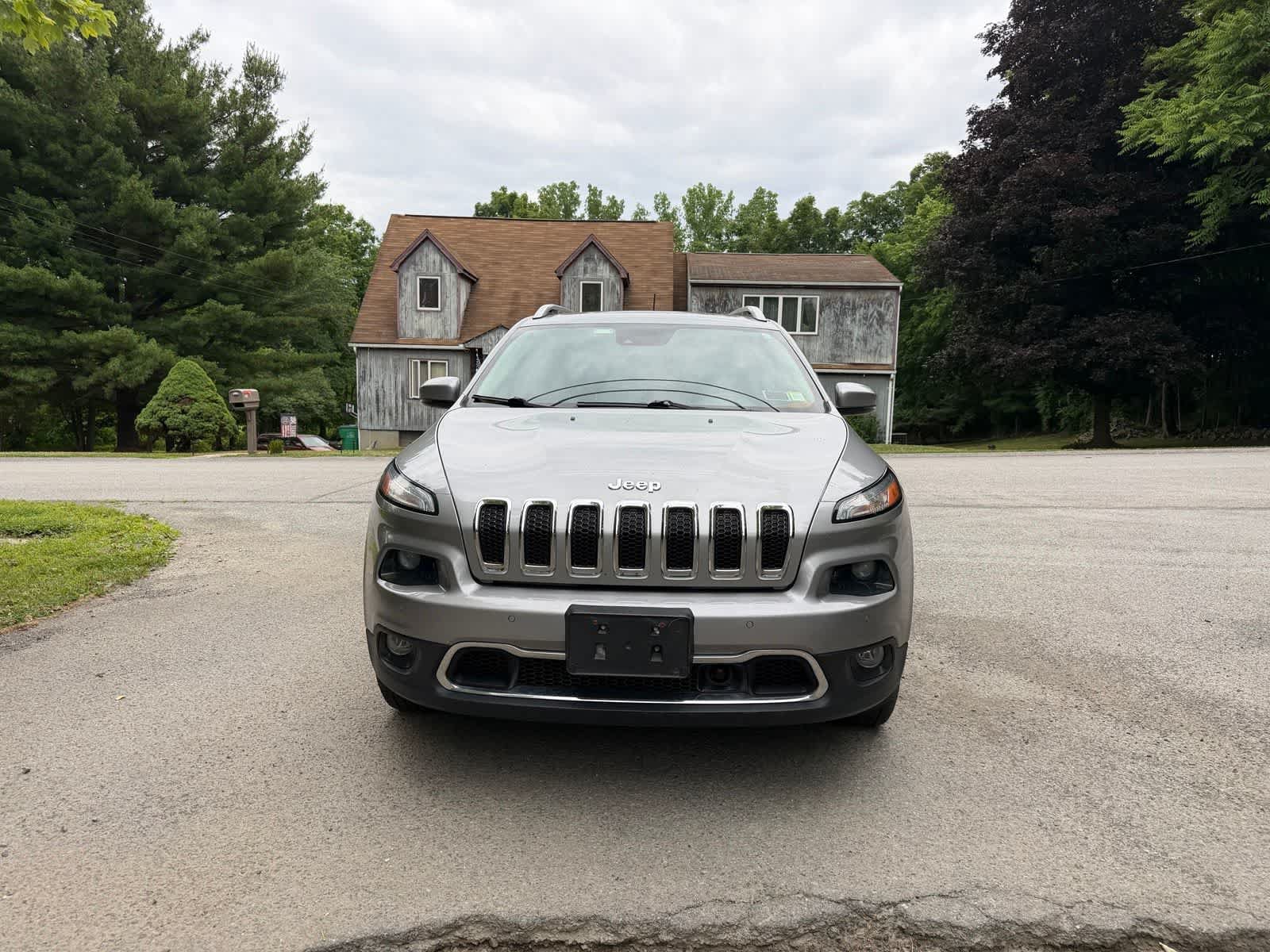 Used 2016 Jeep Cherokee Limited w/ Luxury Group AWD/4WD image 2