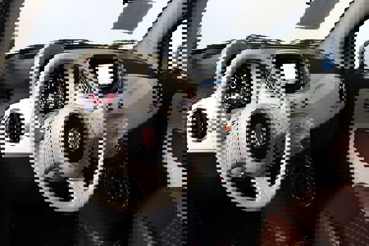 Used 2019 FIAT 500 Lounge image 13