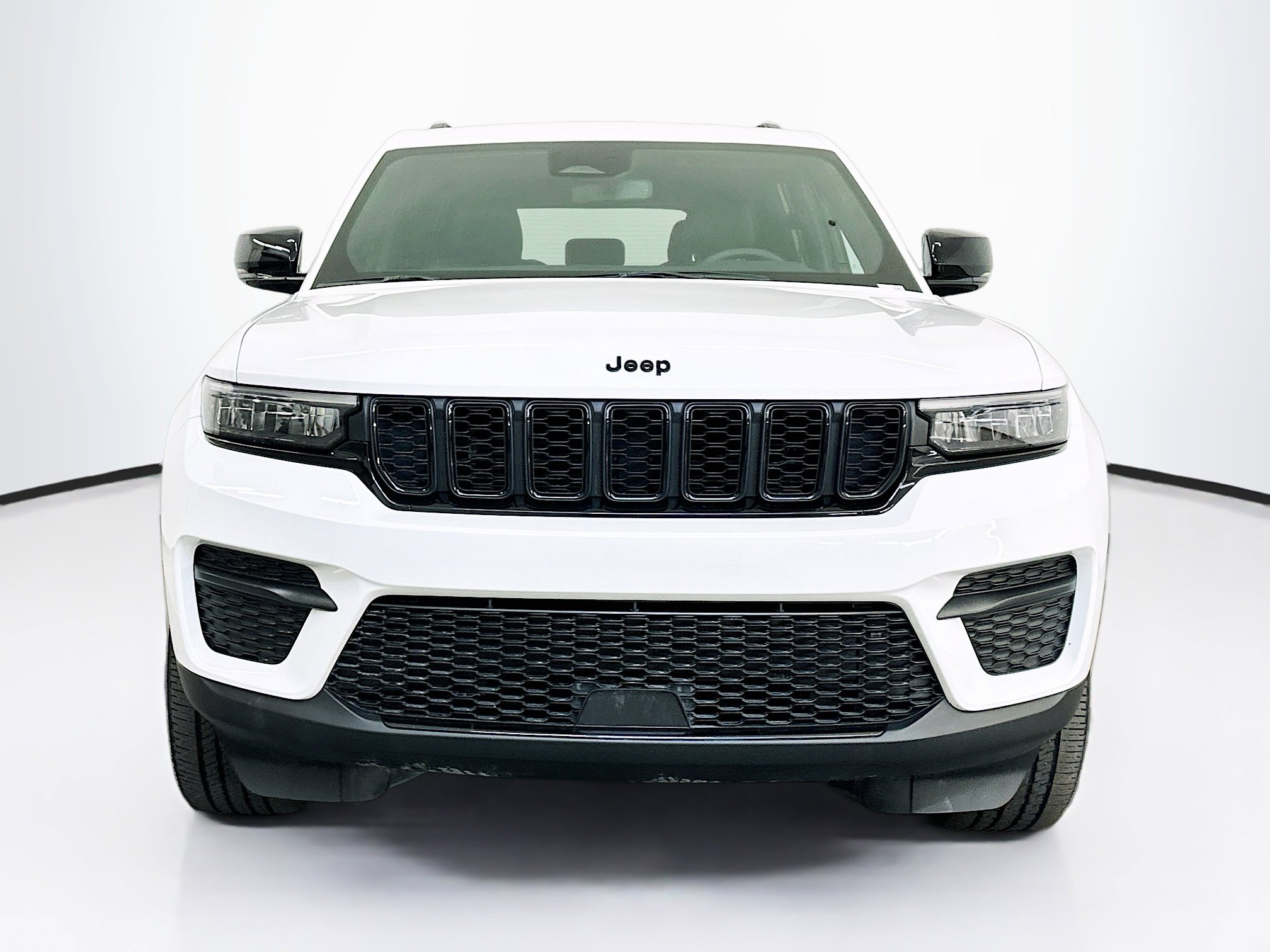 Used 2023 Jeep Grand Cherokee Altitude image 2