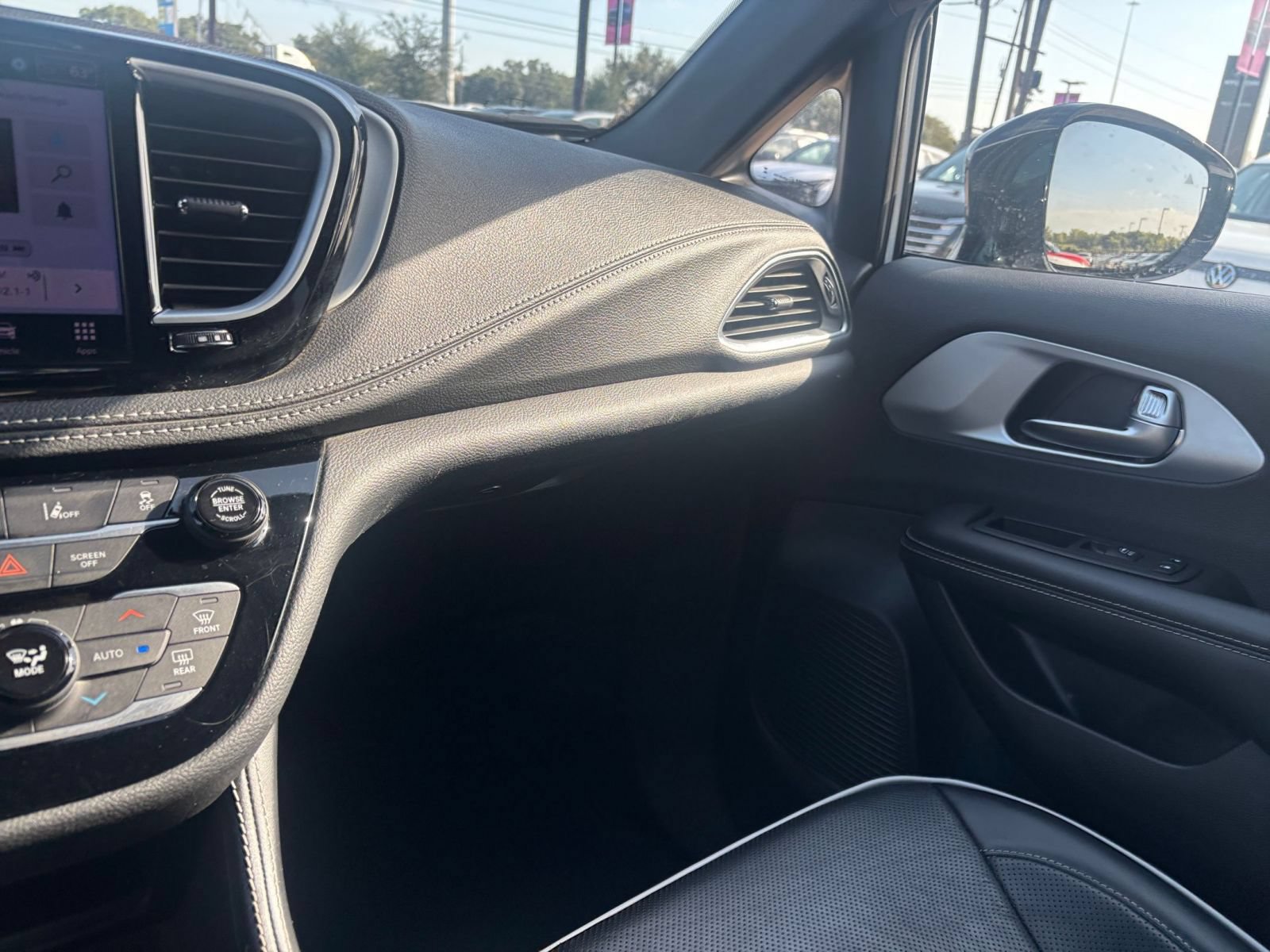 Used 2025 Chrysler Pacifica Limited FWD image 39