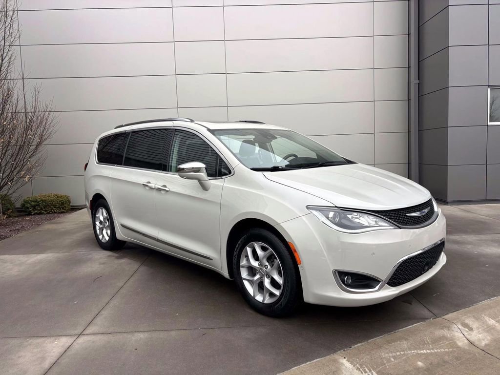 Used 2019 Chrysler Pacifica Limited w/ Advanced Safetytec Group image 1