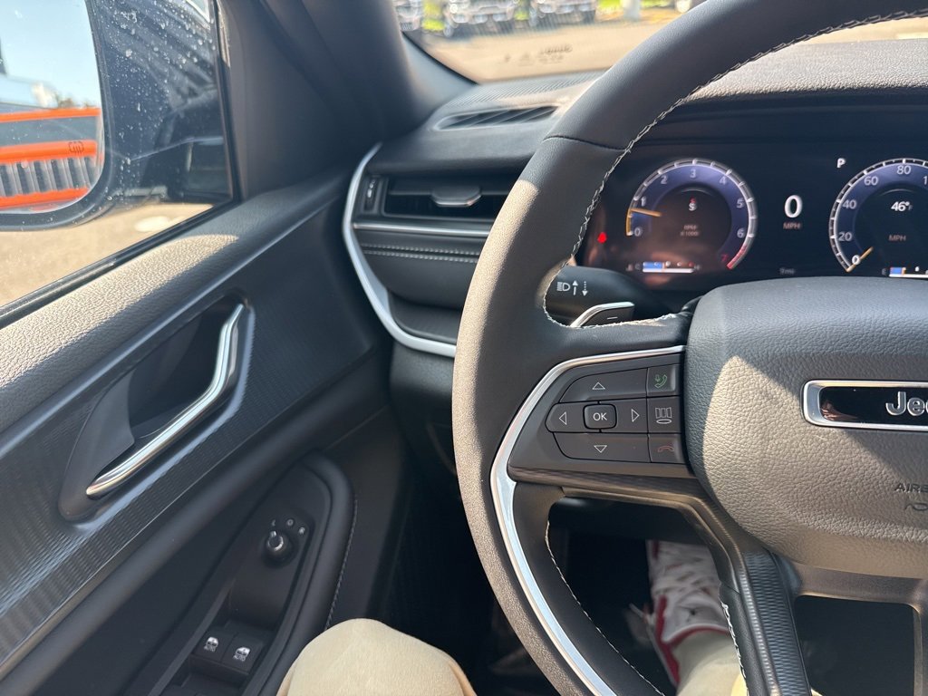 New 2025 Jeep Grand Cherokee Altitude image 23