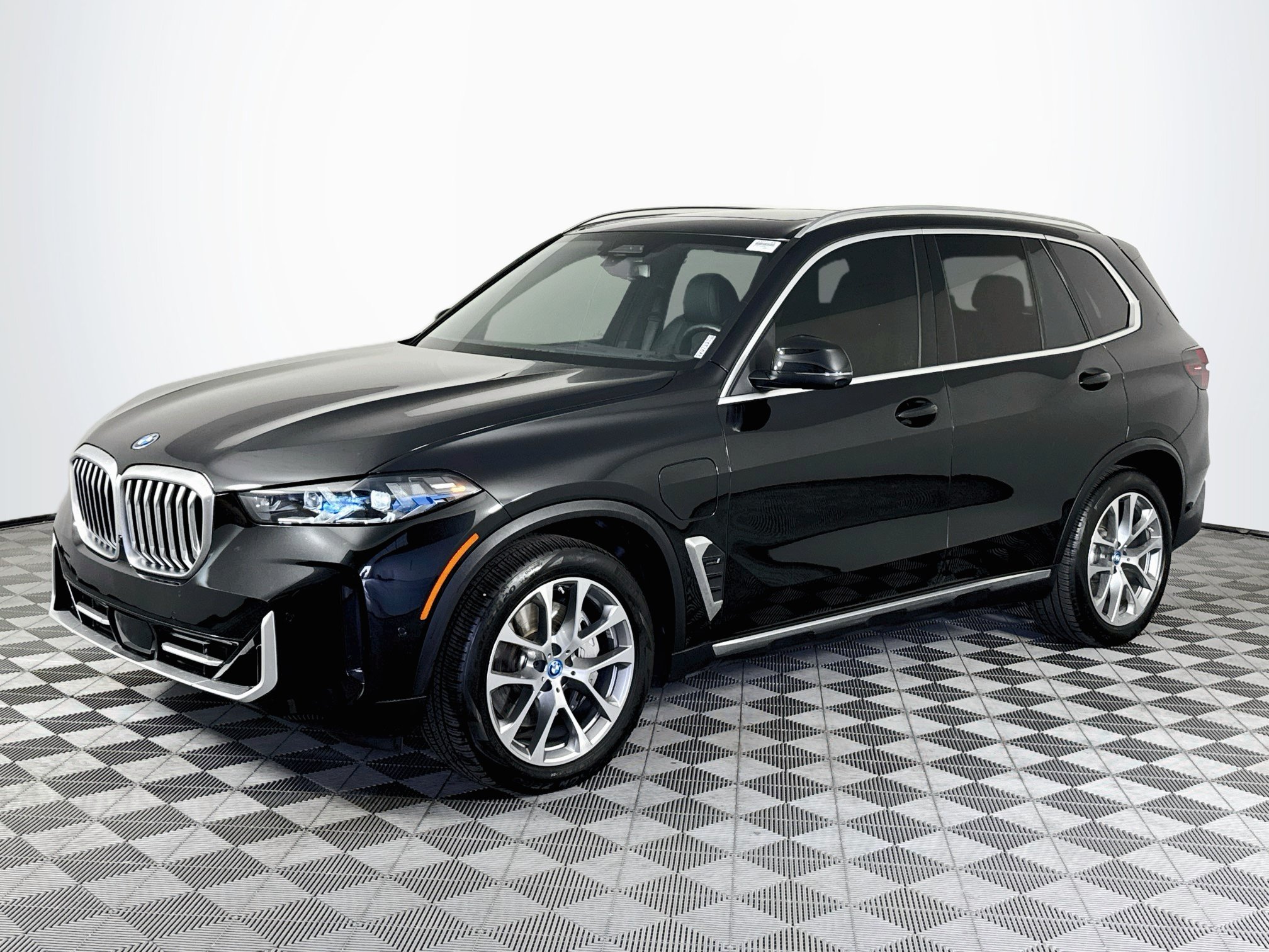 Used 2024 BMW X5 xDrive50e w/ Premium Package AWD/4WD image 4