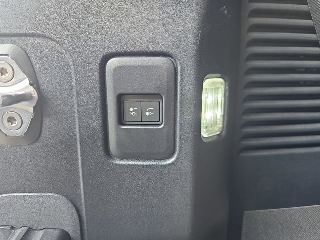 Used 2025 Land Rover Defender 130 X-Dynamic SE image 14