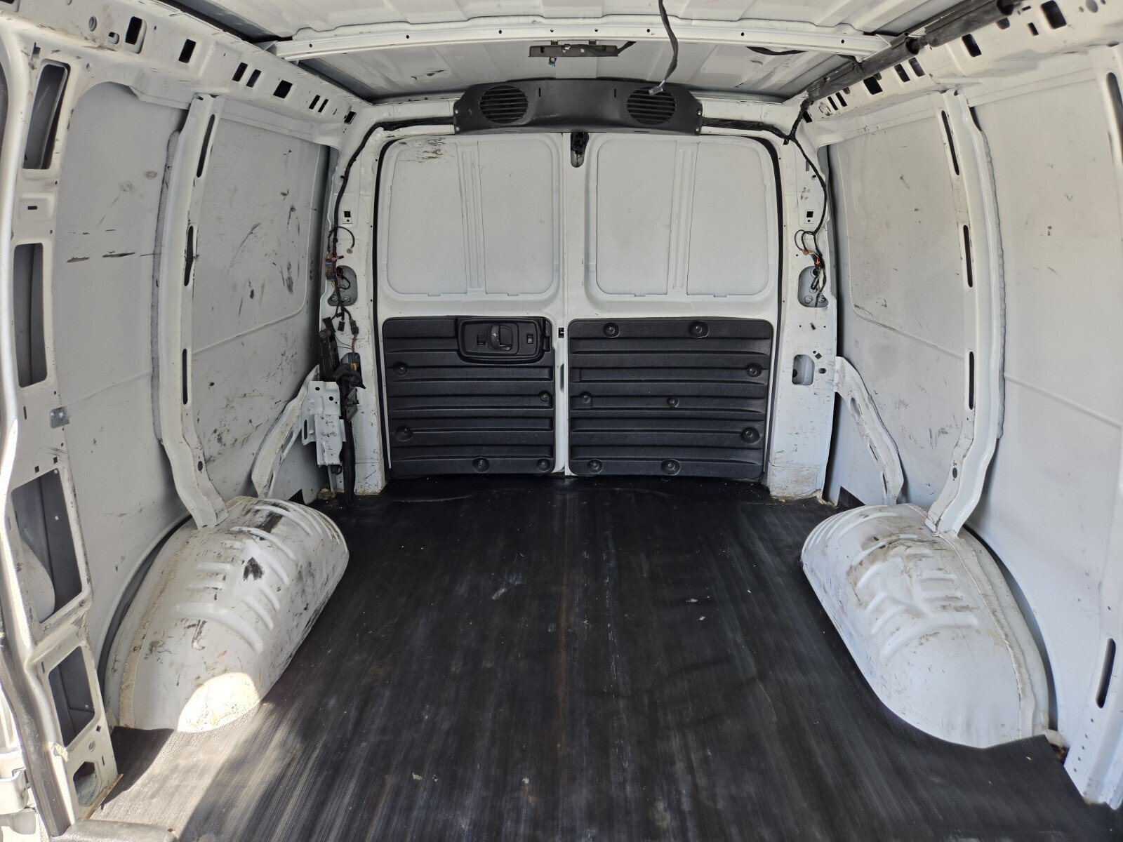 Used 2015 GMC Savana 2500 RWD image 10