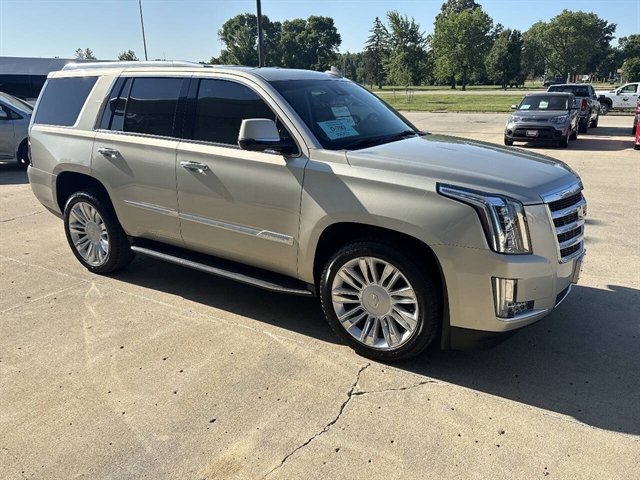 Used 2016 Cadillac Escalade Luxury AWD/4WD image 25