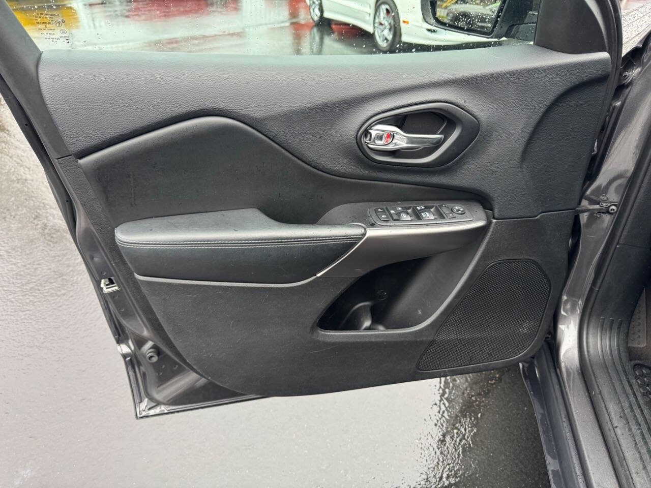 Used 2019 Jeep Cherokee Latitude Plus w/ Cold Weather Group image 9